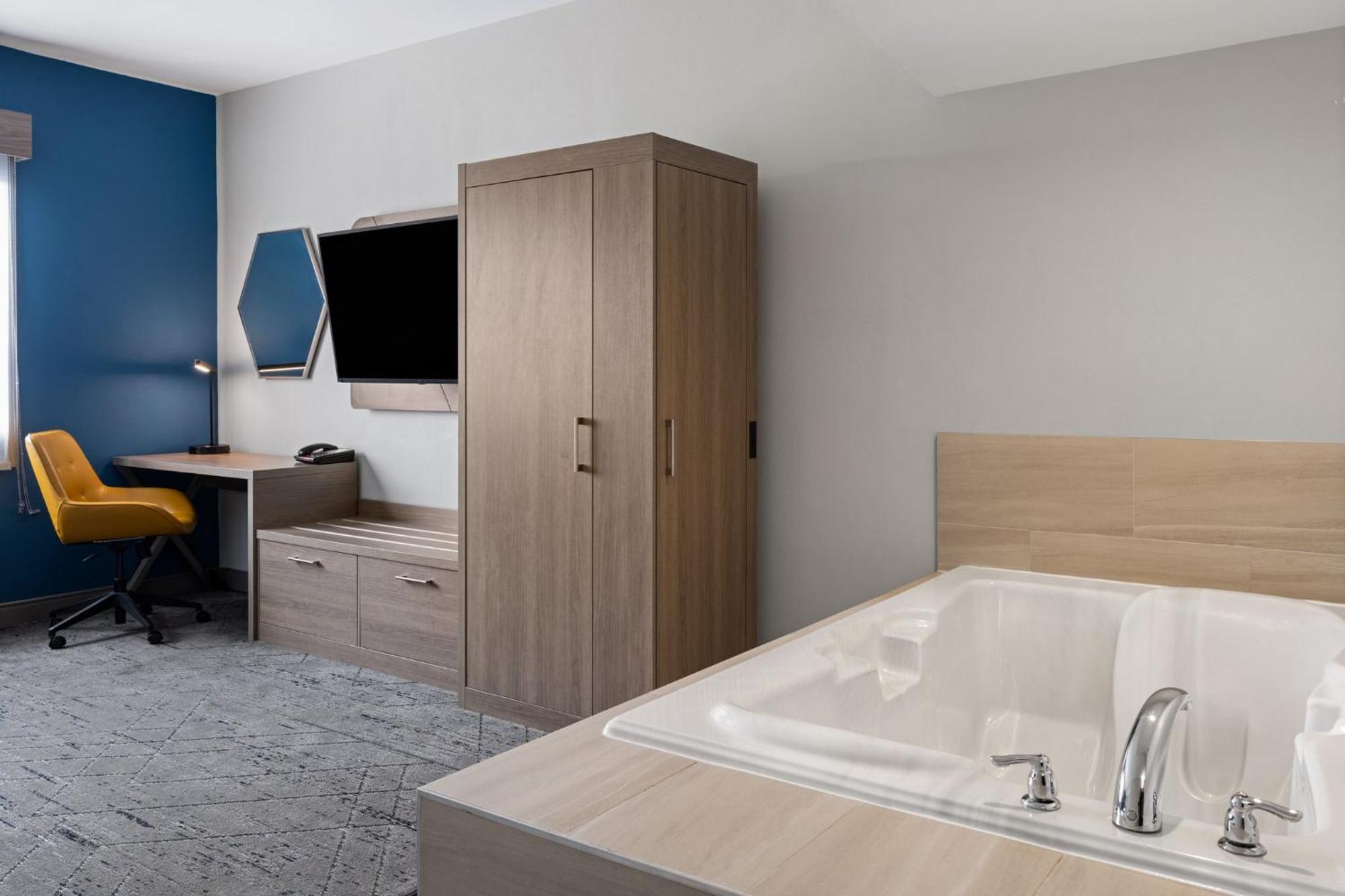 Holiday Inn Express Toledo North By Ihg Exterior foto